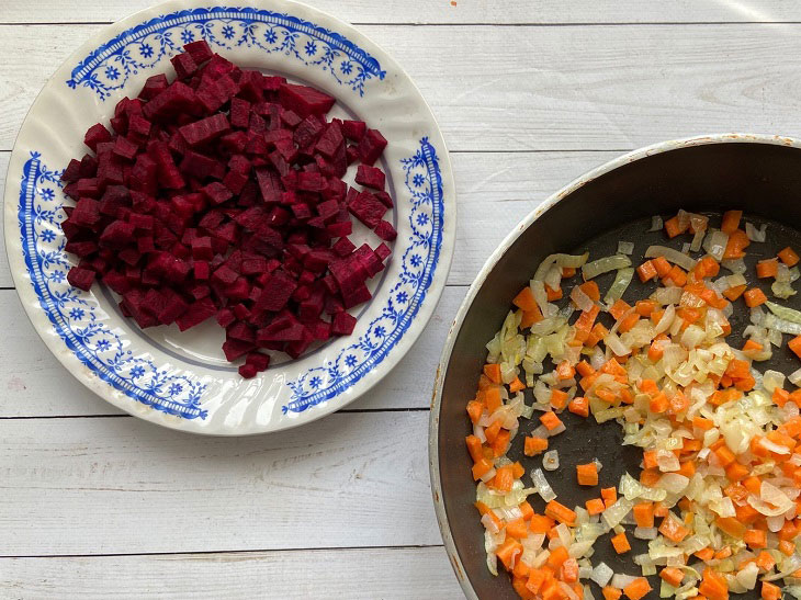 Borscht in a pot - an original and delicious recipe