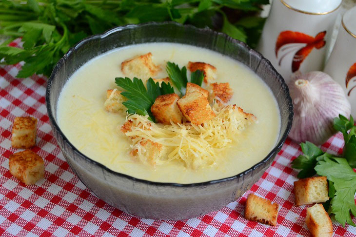 Garlic cream soup - fragrant and appetizing