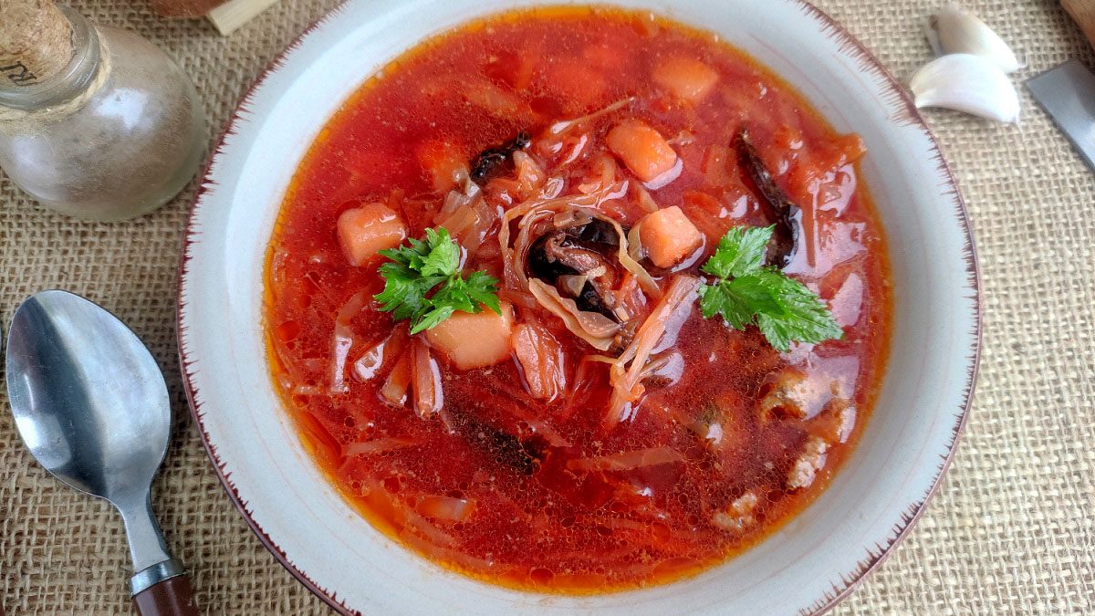 Borscht with prunes – a special aroma and taste