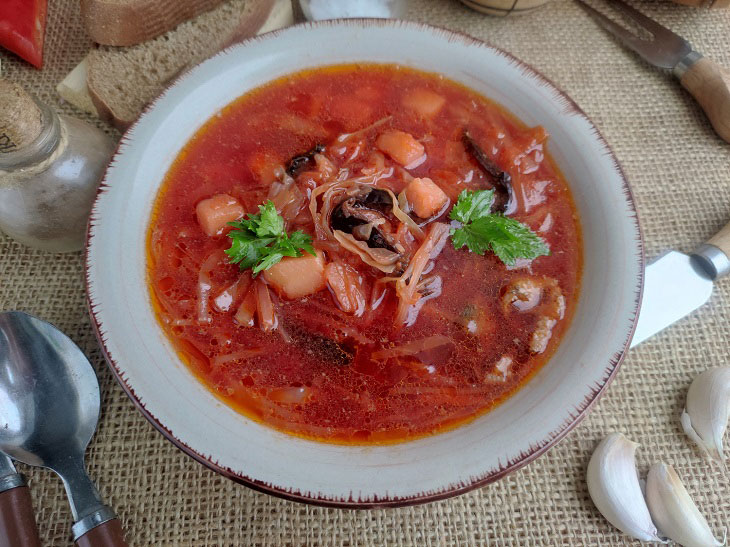 Borscht with prunes - a special aroma and taste