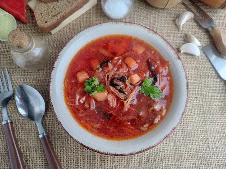 Borscht with prunes - a special aroma and taste