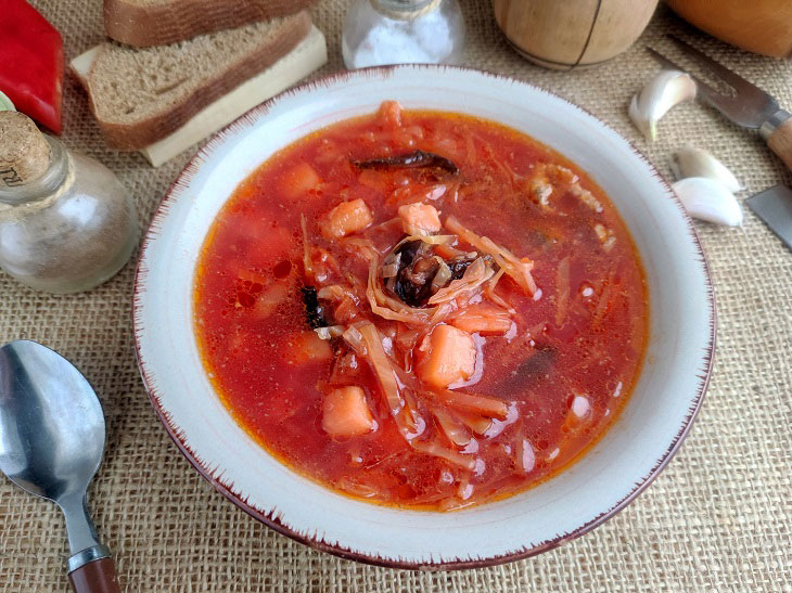 Borscht with prunes - a special aroma and taste