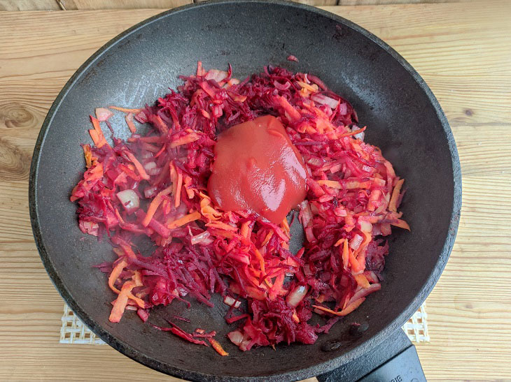 Borscht with prunes - a special aroma and taste