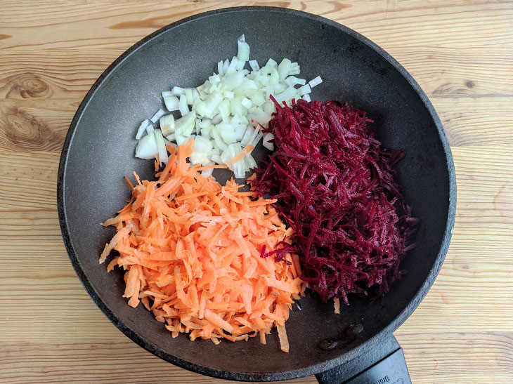 Borscht with prunes - a special aroma and taste