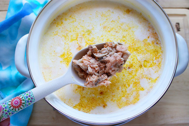 Pink salmon soup with cheese - a tender and fragrant first course