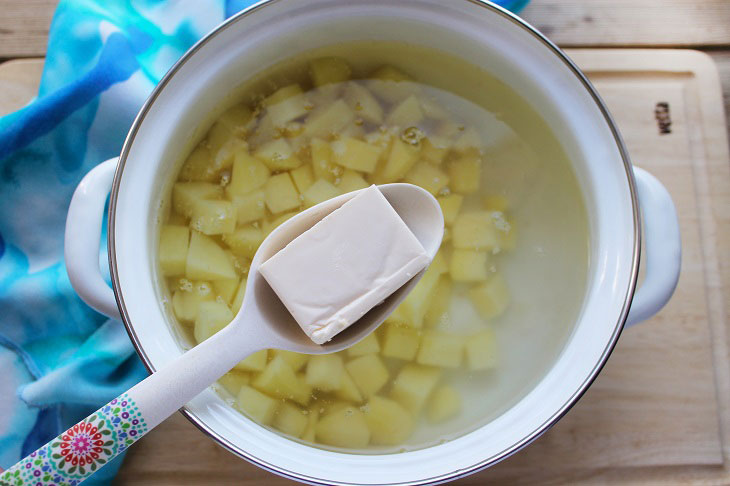 Pink salmon soup with cheese - a tender and fragrant first course