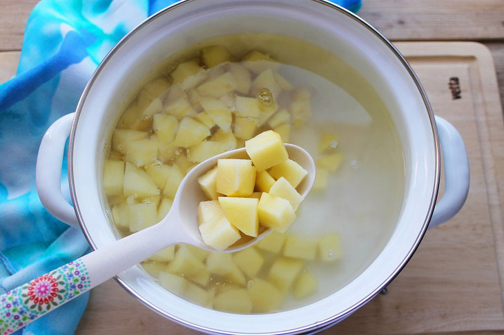 Pink salmon soup with cheese - a tender and fragrant first course