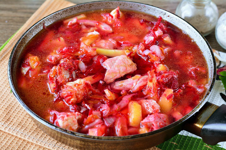 Borscht in a pan - a quick and affordable recipe for your favorite dish