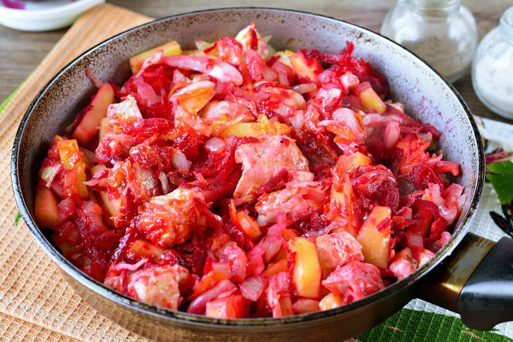 Borscht in a pan - a quick and affordable recipe for your favorite dish