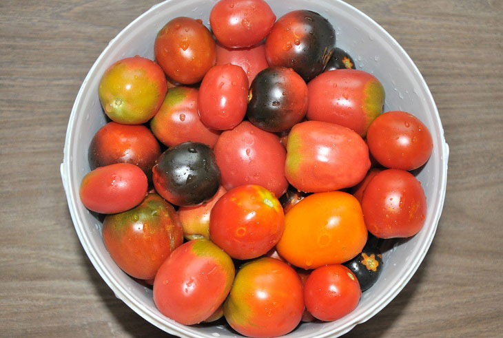 Barrel tomatoes in a bucket - they turn out fragrant and tasty