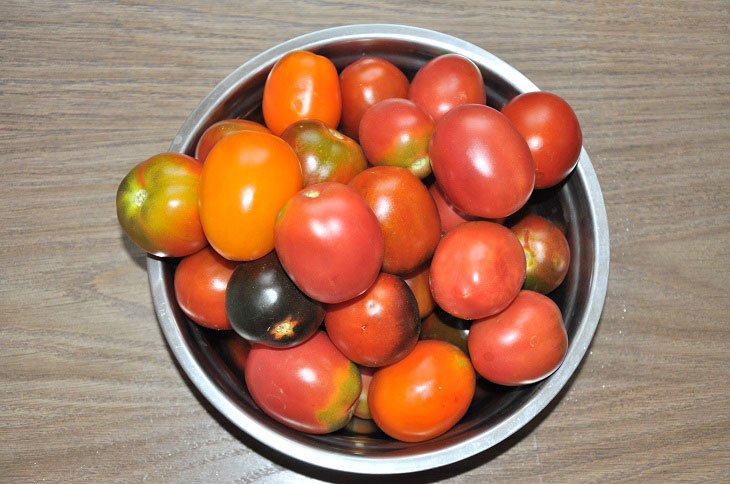 Barrel tomatoes in a bucket - they turn out fragrant and tasty