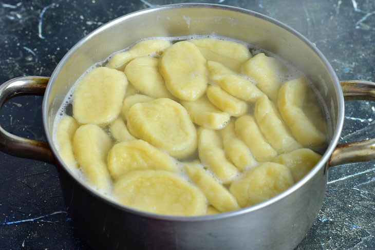 Dumplings on sour cream in Ukrainian - you will lick your fingers