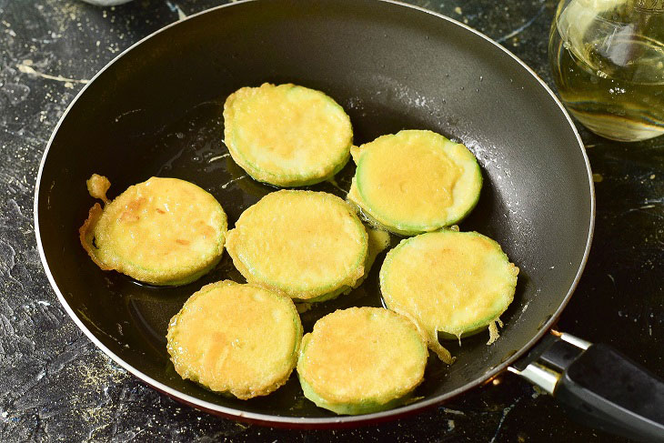 Zucchini in egg batter - an excellent seasonal snack