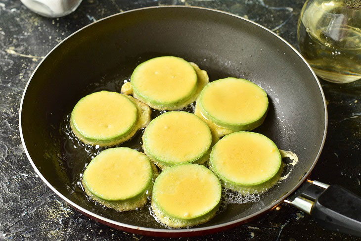 Zucchini in egg batter - an excellent seasonal snack