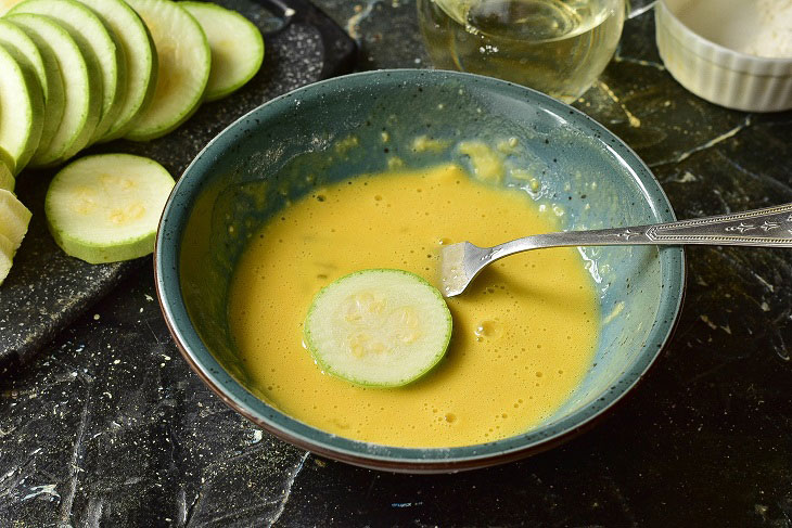 Zucchini in egg batter - an excellent seasonal snack