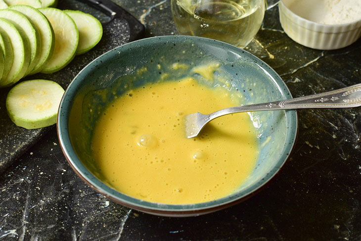 Zucchini in egg batter - an excellent seasonal snack