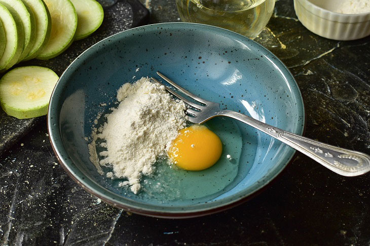 Zucchini in egg batter - an excellent seasonal snack