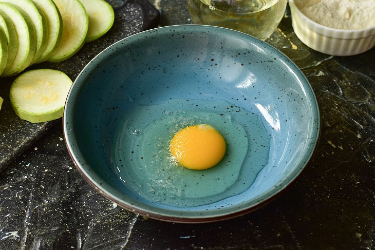 Zucchini in egg batter - an excellent seasonal snack