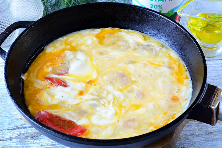 Summer omelet on sour cream - tender and fragrant