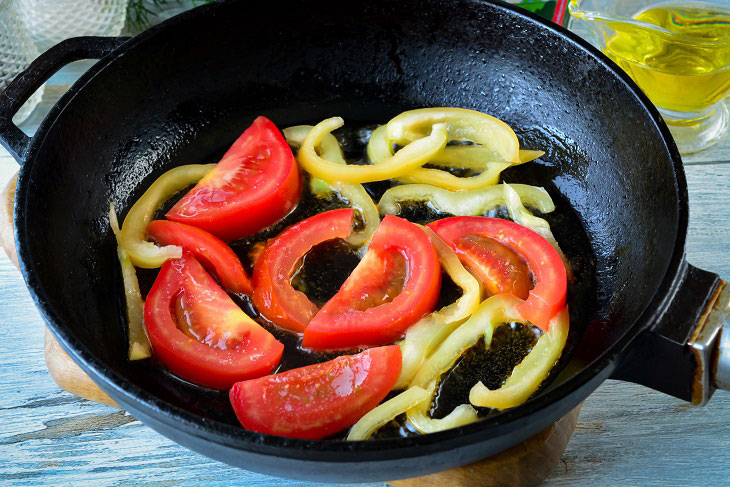 Summer omelet on sour cream - tender and fragrant