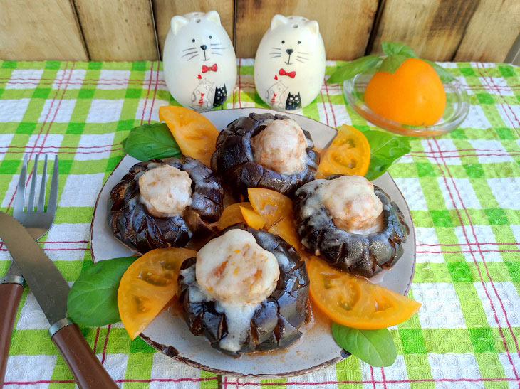 Eggplant with minced meat and cheese - a delicious snack with benefits for the figure