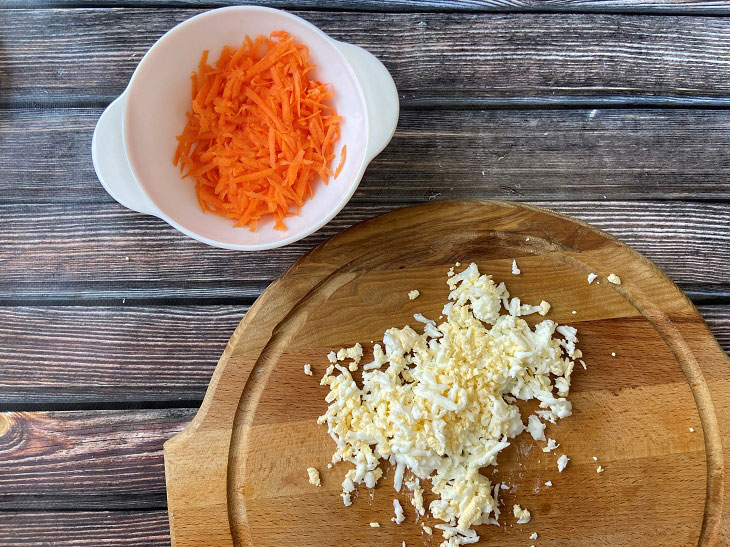 Croutons with carrots and boiled eggs - a bright and tasty snack