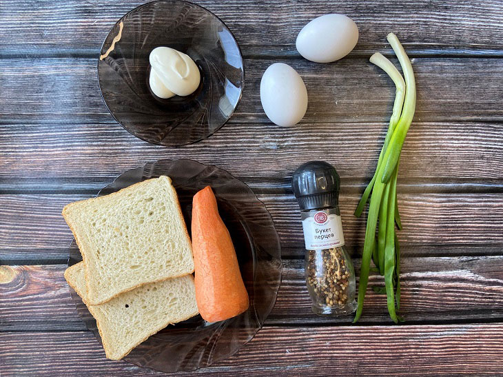 Croutons with carrots and boiled eggs - a bright and tasty snack