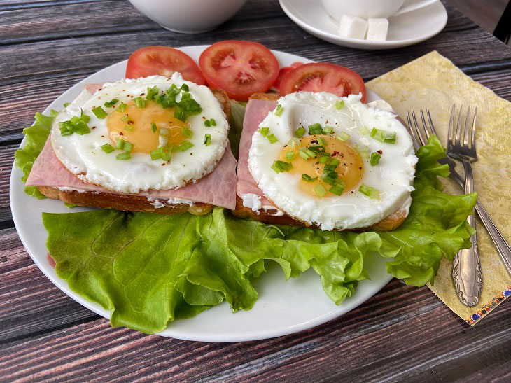 Sandwiches with ham and scrambled eggs - delicious, quick and easy