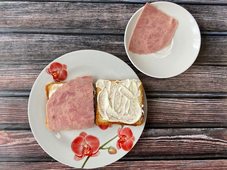 Sandwiches with ham and scrambled eggs - delicious, quick and easy