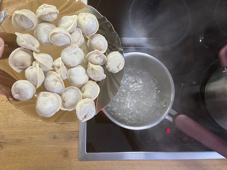 Omelet with dumplings - a simple and satisfying dish