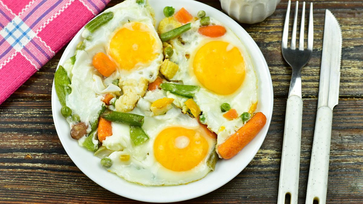 Fried eggs with vegetables in a pan – easy to prepare and very tasty