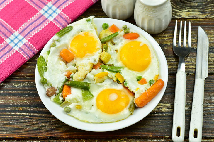 Fried eggs with vegetables in a pan - easy to prepare and very tasty