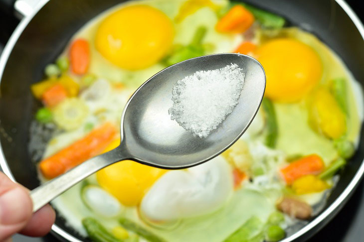 Fried eggs with vegetables in a pan - easy to prepare and very tasty