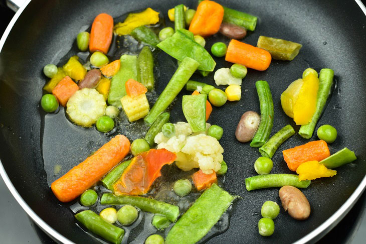 Fried eggs with vegetables in a pan - easy to prepare and very tasty