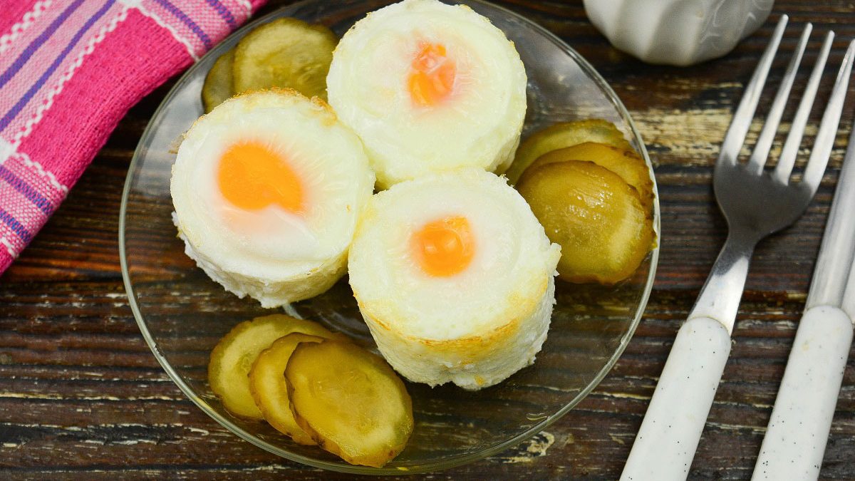 Fried eggs in glasses – original, tasty and simple