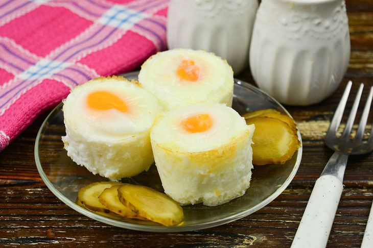 Fried eggs in glasses - original, tasty and simple