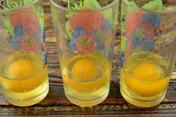 Fried eggs in glasses - original, tasty and simple