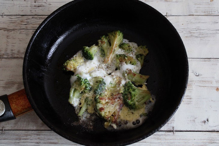 Broccoli with egg in a pan - a simple and quick recipe
