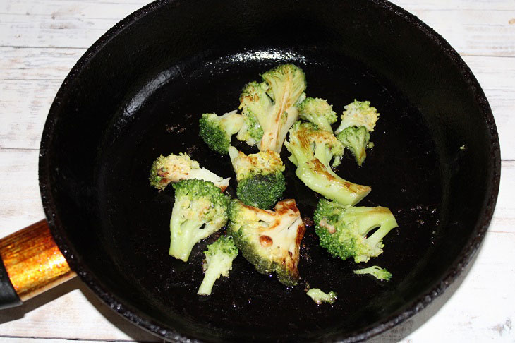 Broccoli with egg in a pan - a simple and quick recipe