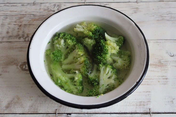 Broccoli with egg in a pan - a simple and quick recipe