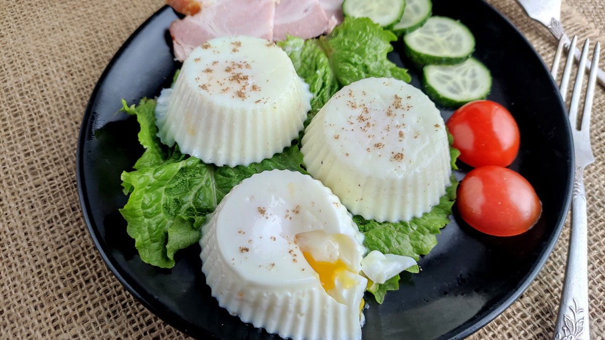Poached eggs in molds – a spectacular and appetizing dish