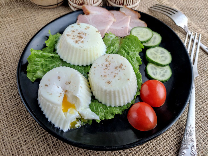 Poached eggs in molds - a spectacular and appetizing dish