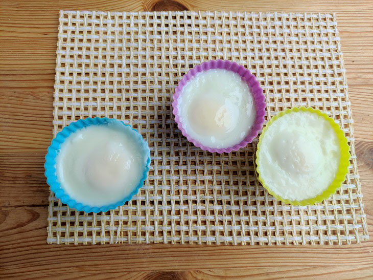 Poached eggs in molds - a spectacular and appetizing dish