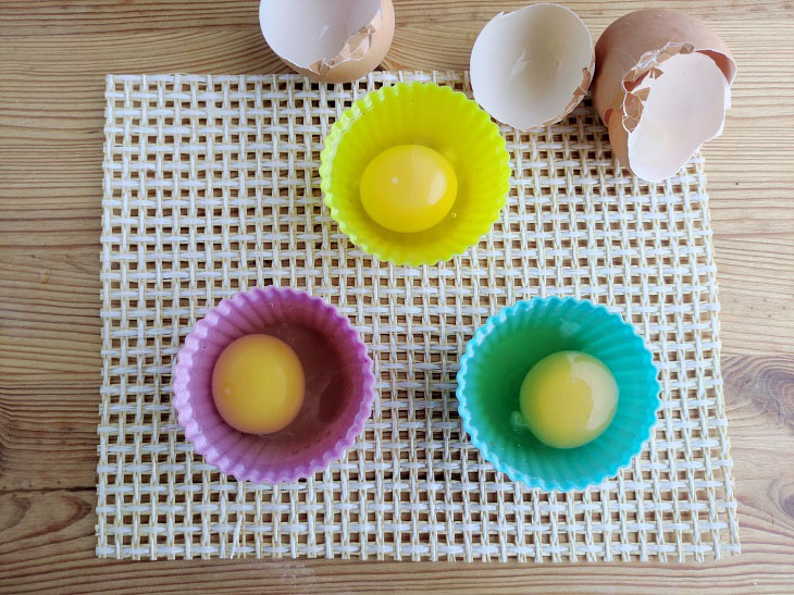Poached eggs in molds - a spectacular and appetizing dish
