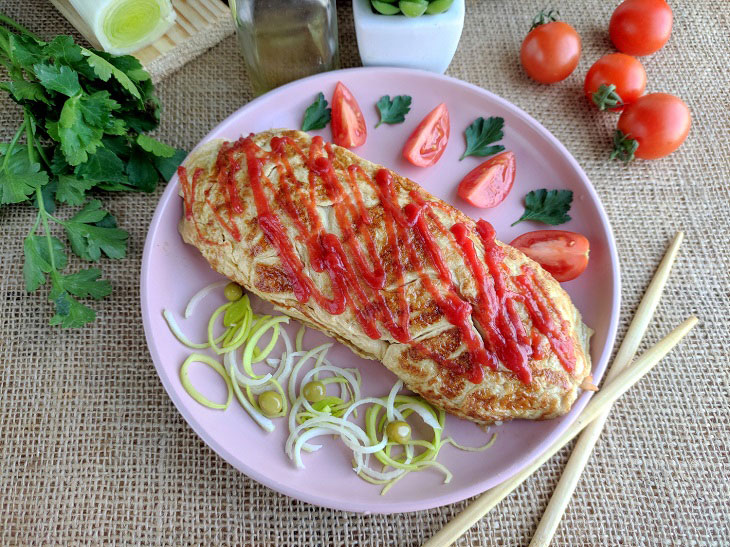 Omuraisu omelet in Japanese - unusual and appetizing