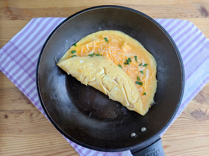 French omelette according to the classic recipe - tender, fluffy and delicious