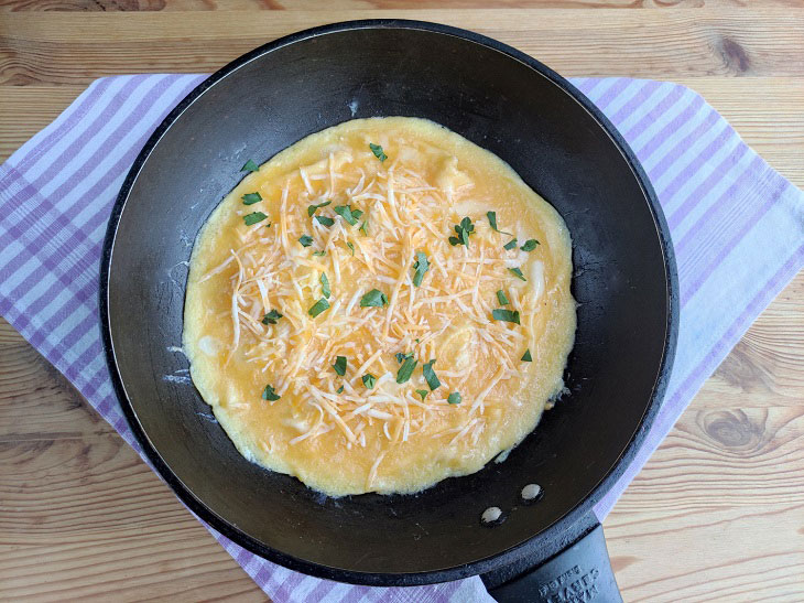 French omelette according to the classic recipe - tender, fluffy and delicious