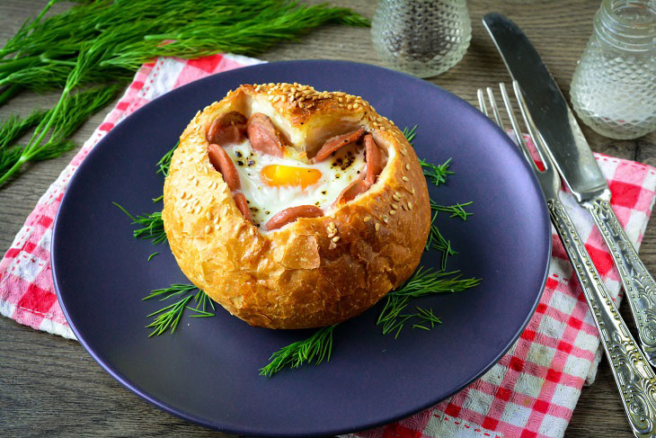 Fried eggs in a bun "Heart" - an original snack and the beginning of the day