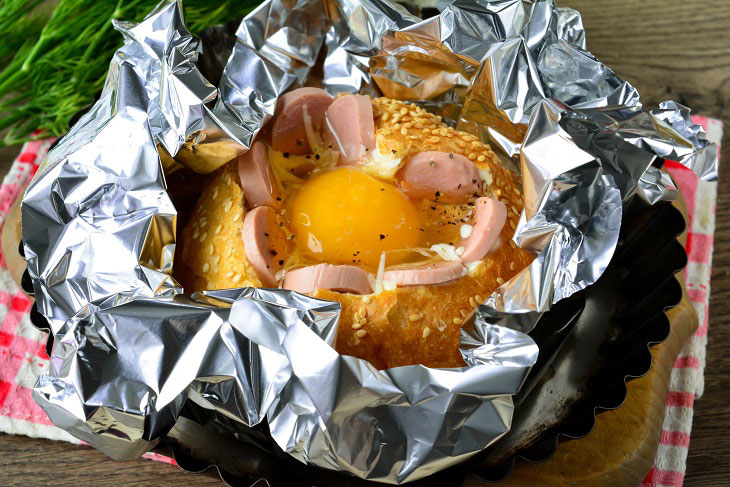 Fried eggs in a bun "Heart" - an original snack and the beginning of the day