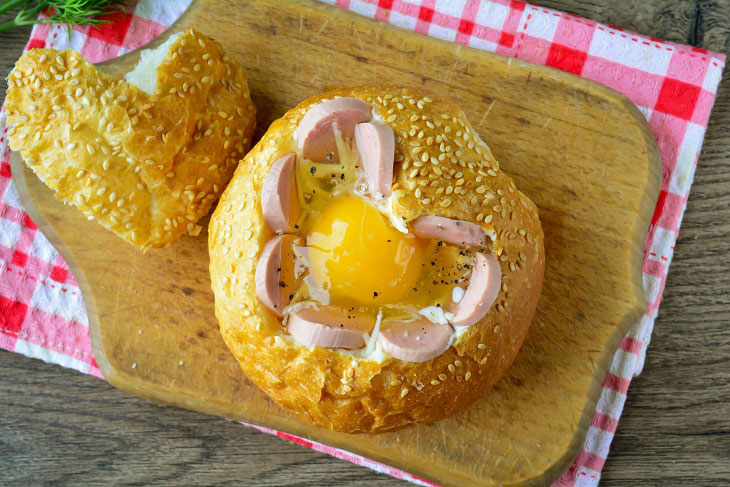 Fried eggs in a bun "Heart" - an original snack and the beginning of the day